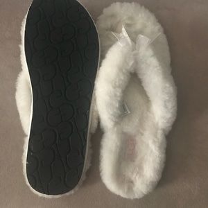 Ugg flip flop style slippers